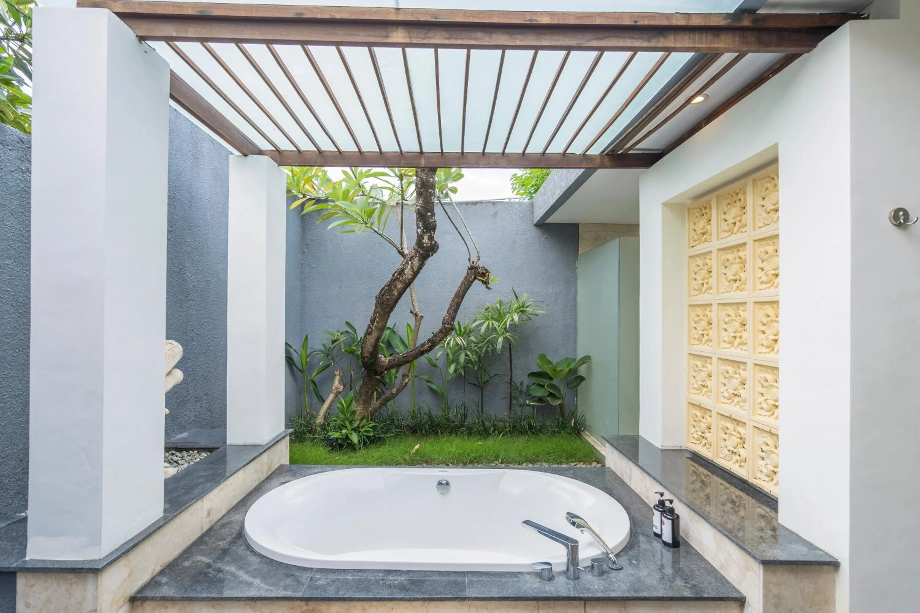 Toilet in Kings Villas Sanur by Moria