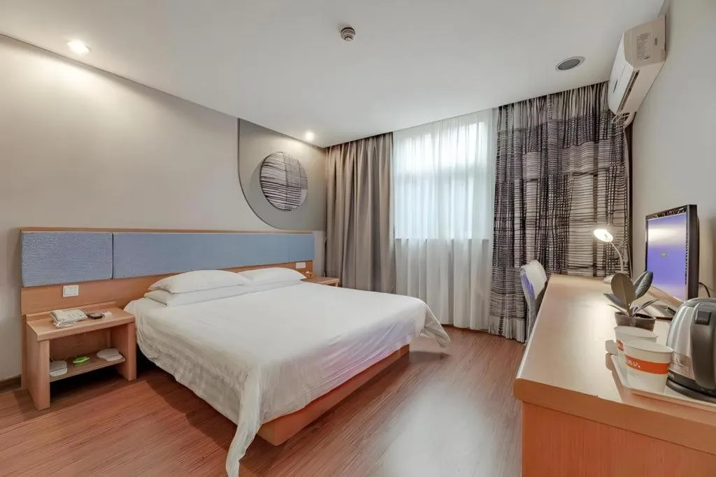 Bed in Home Inn Hotel Chengdu Gaoshengqiao Subway Station