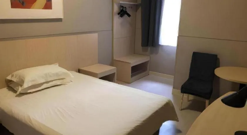 Bed in Jinjiang Inn Wuxi Liangqing Road Wanda Plaza Yunhe Bay Industrial Center