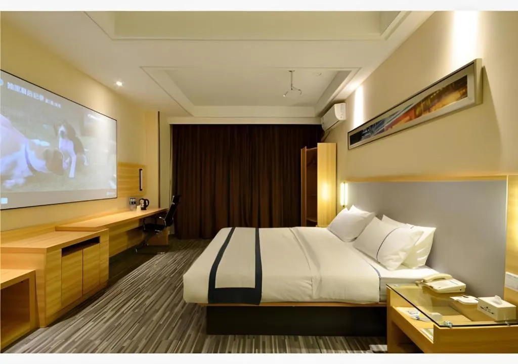 Bed in City Comfort Inn Hotel Wuhan Optics Valley Square Metro Station Zhongnan Minzu University