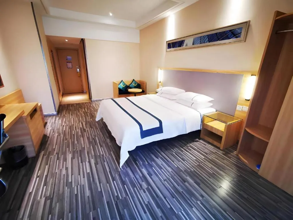Bed in City Comfort Inn Hotel Wuhan Optics Valley Square Metro Station Zhongnan Minzu University