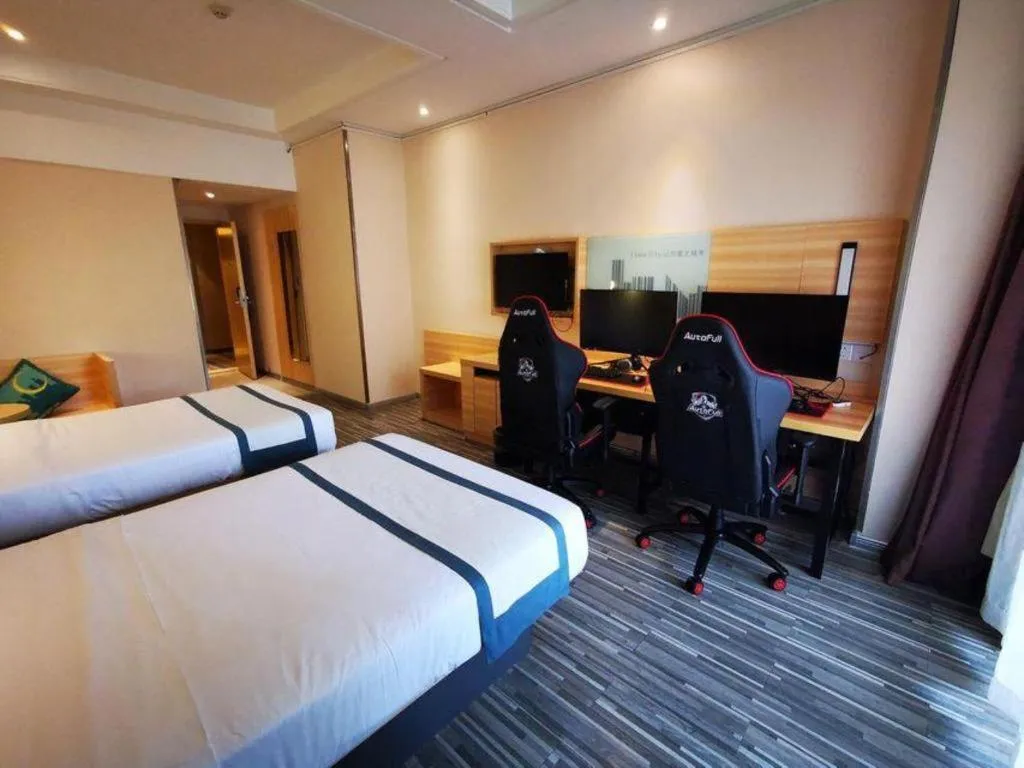 Bed in City Comfort Inn Hotel Wuhan Optics Valley Square Metro Station Zhongnan Minzu University