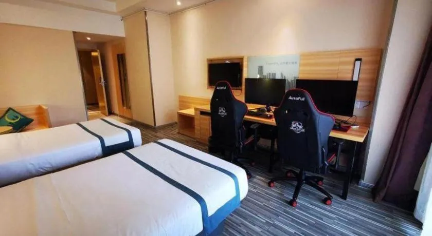 Bed in City Comfort Inn Hotel Wuhan Optics Valley Square Metro Station Zhongnan Minzu University