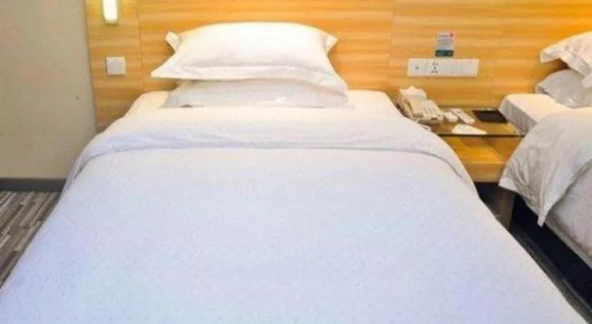 Bed in City Comfort Inn Guangzhou Zhongluotan Culture Square