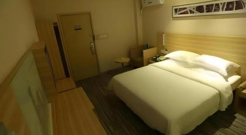 Bed in City Comfort Inn Guangzhou Zhongluotan Culture Square