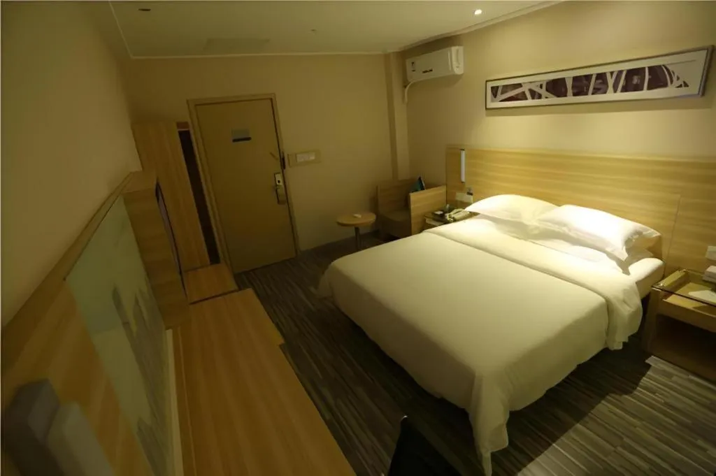 Bed in City Comfort Inn Guangzhou Zhongluotan Culture Square