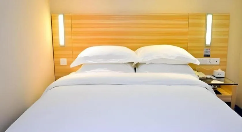 Bed in City Comfort Inn Guangzhou Zhongluotan Culture Square