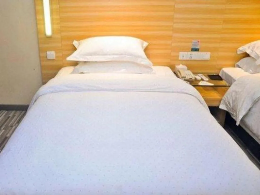 Bed in City Comfort Inn Guangzhou Zhongluotan Culture Square
