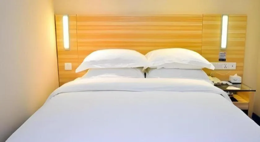Bed in City Comfort Inn Guangzhou Zhongluotan Culture Square