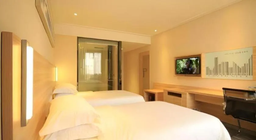 Bed in City Comfort Inn Guangzhou Zhongluotan Culture Square