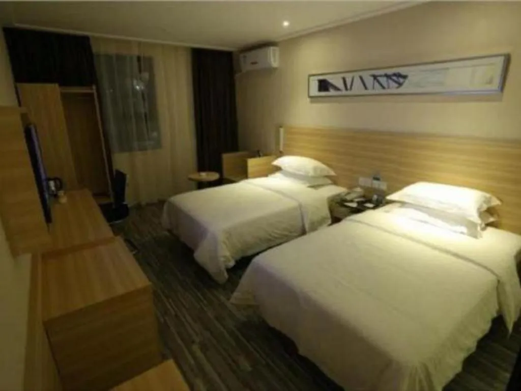 Bed in City Comfort Inn Guangzhou Zhongluotan Culture Square