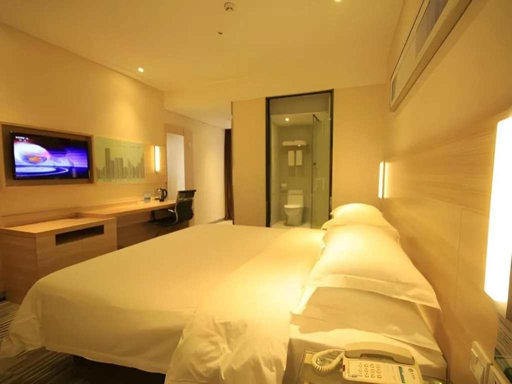 Bed in City Comfort Inn Guangzhou Zhongluotan Culture Square