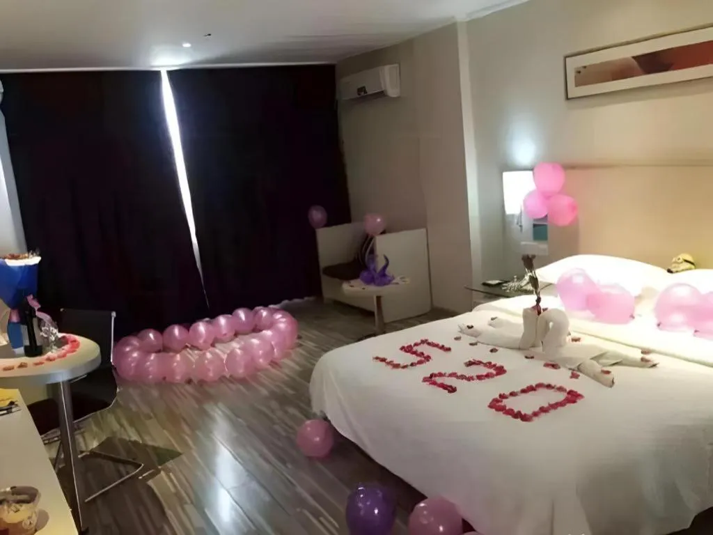 Bed in City Comfort Inn Guangzhou Zhongluotan Culture Square