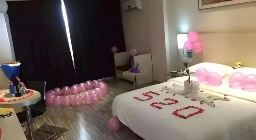 Bed in City Comfort Inn Guangzhou Zhongluotan Culture Square