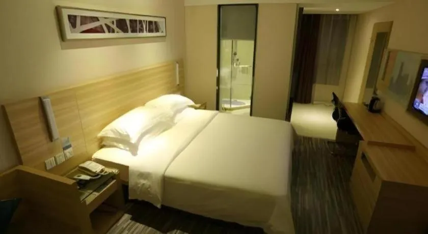 Bed in City Comfort Inn Guangzhou Zhongluotan Culture Square