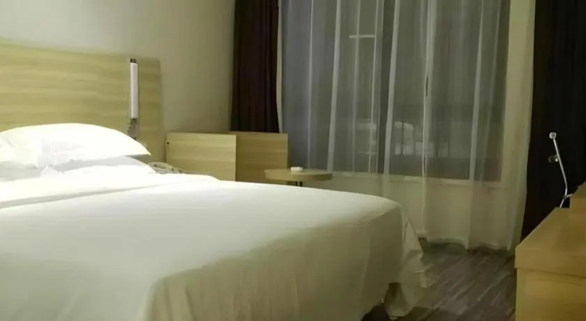 Bed in City Comfort Inn Guangzhou Zhongluotan Culture Square