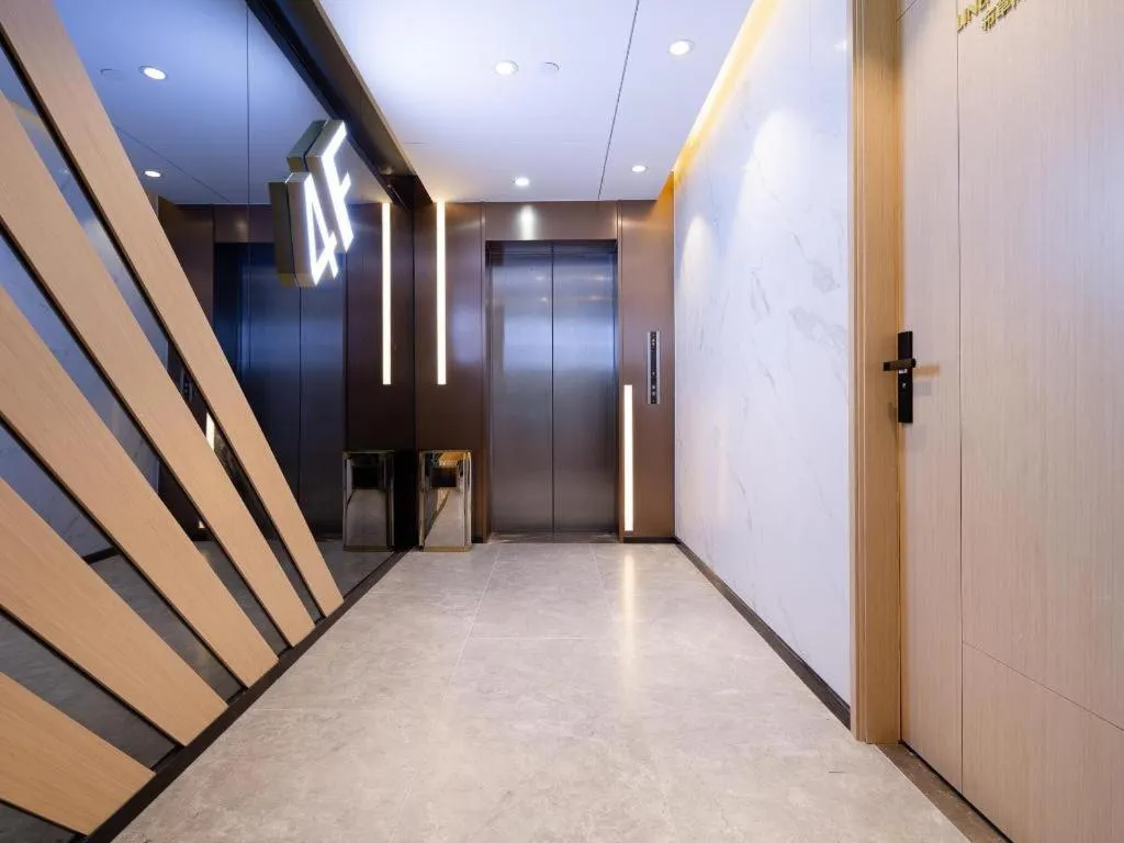 ZMAX Hotels Shenzhen Lianhuacun Metro Station