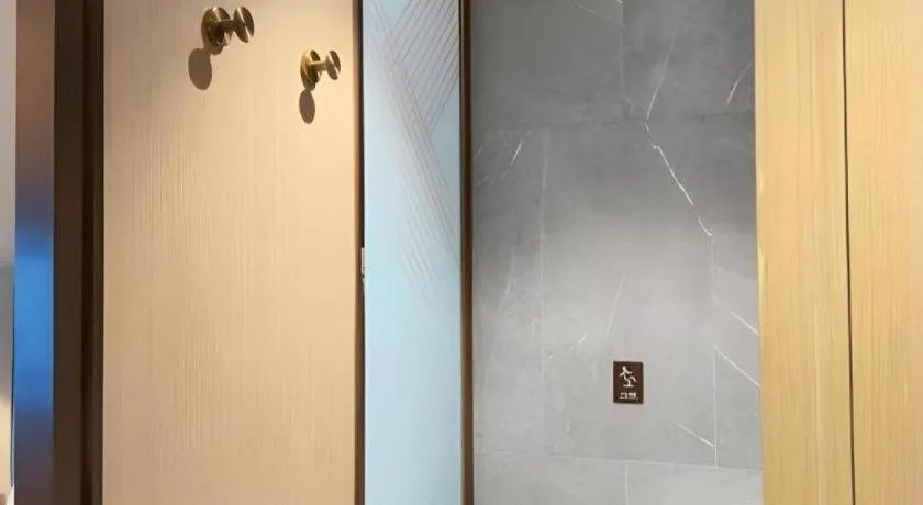 ZMAX Hotels Shenzhen Lianhuacun Metro Station