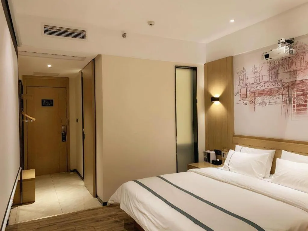 Bed in City Comfort Inn Dongguan Wangniudun