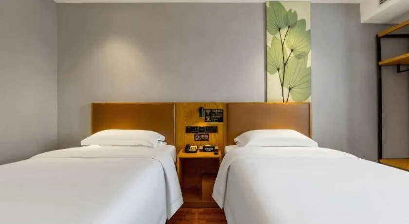 Bed in GreenTree Inn Express Fuzhou Le'an County Government Sijiu Square