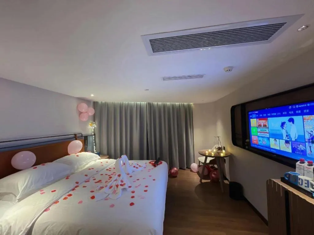 Bed in Echarm Hotel Guangzhou Tiyu West Raod Metro Station