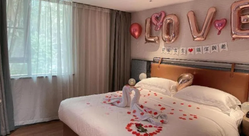 Bed in Echarm Hotel Guangzhou Tiyu West Raod Metro Station