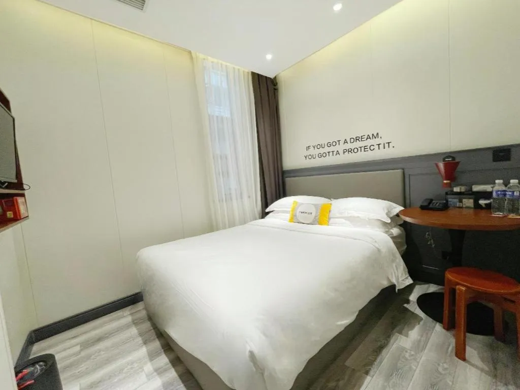 Bed in City Comfort Premier Hotel Guangzhou Tower Chigang Metro Station Pazhou Exhibition