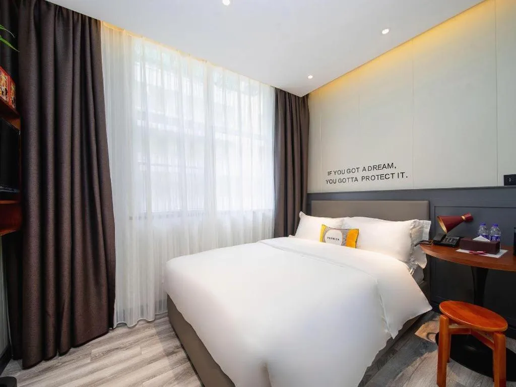 Bed in City Comfort Premier Hotel Guangzhou Tower Chigang Metro Station Pazhou Exhibition