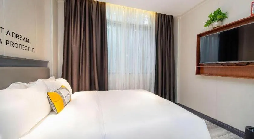 Bed in City Comfort Premier Hotel Guangzhou Tower Chigang Metro Station Pazhou Exhibition