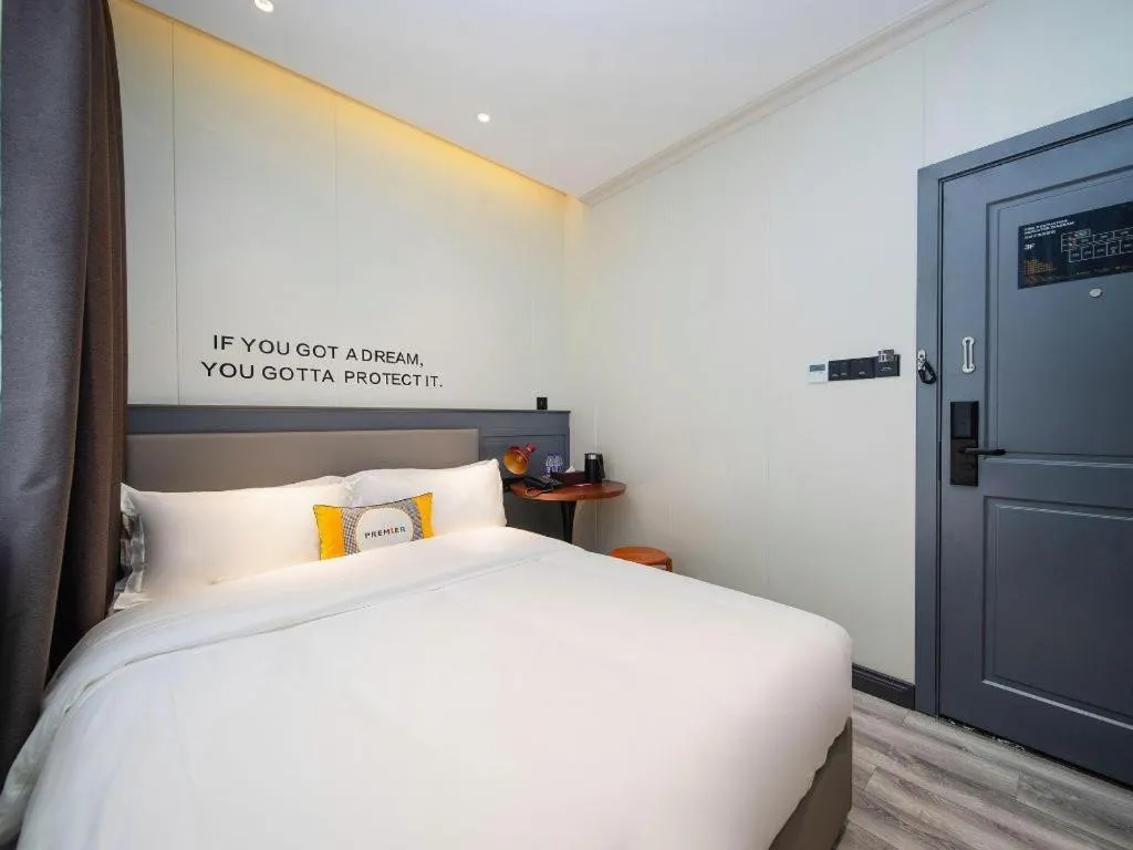 Bed in City Comfort Premier Hotel Guangzhou Tower Chigang Metro Station Pazhou Exhibition