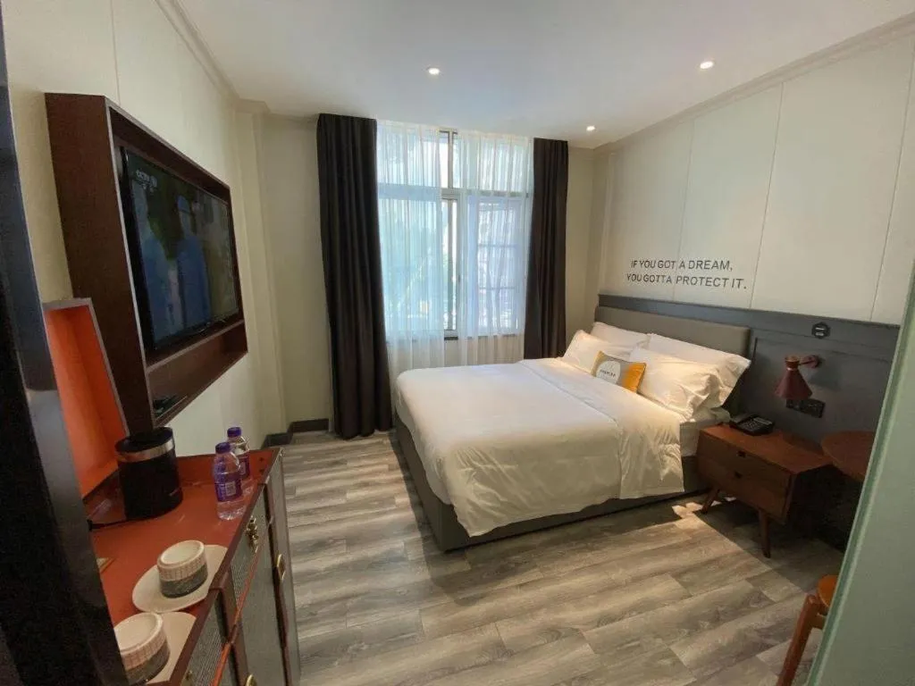 Bed in City Comfort Premier Hotel Guangzhou Tower Chigang Metro Station Pazhou Exhibition
