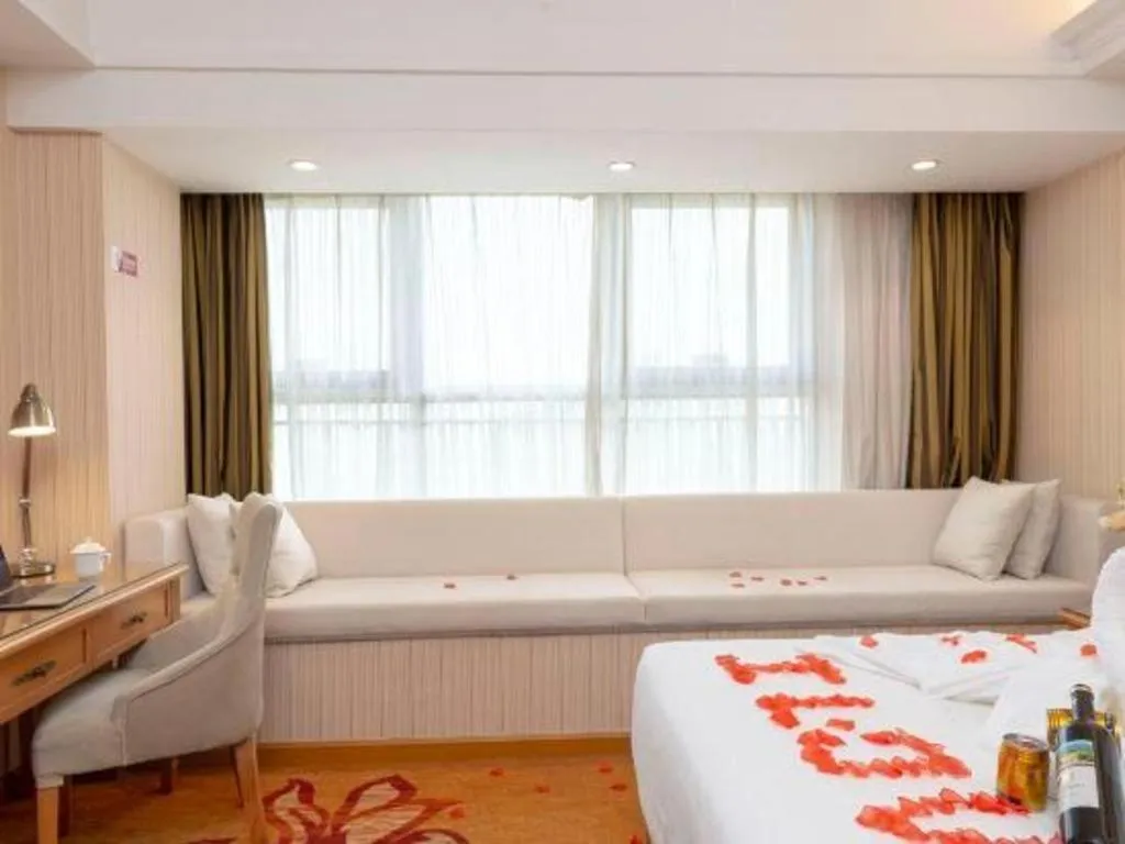 Bed in Vienna Hotel Zhengzhou Only Henan Movie Town