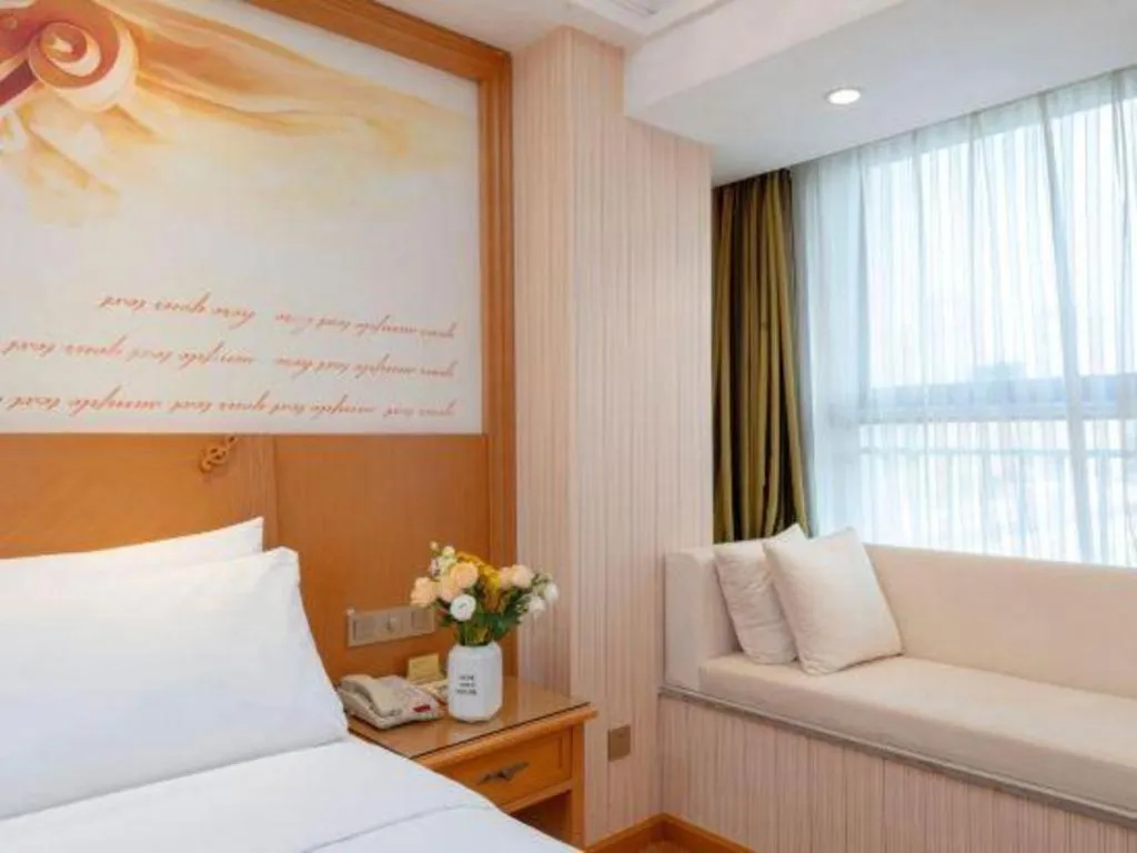 Bed in Vienna Hotel Zhengzhou Only Henan Movie Town