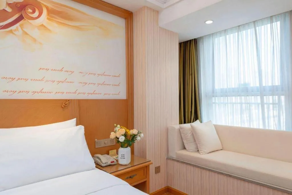 Bed in Vienna Hotel Zhengzhou Only Henan Movie Town