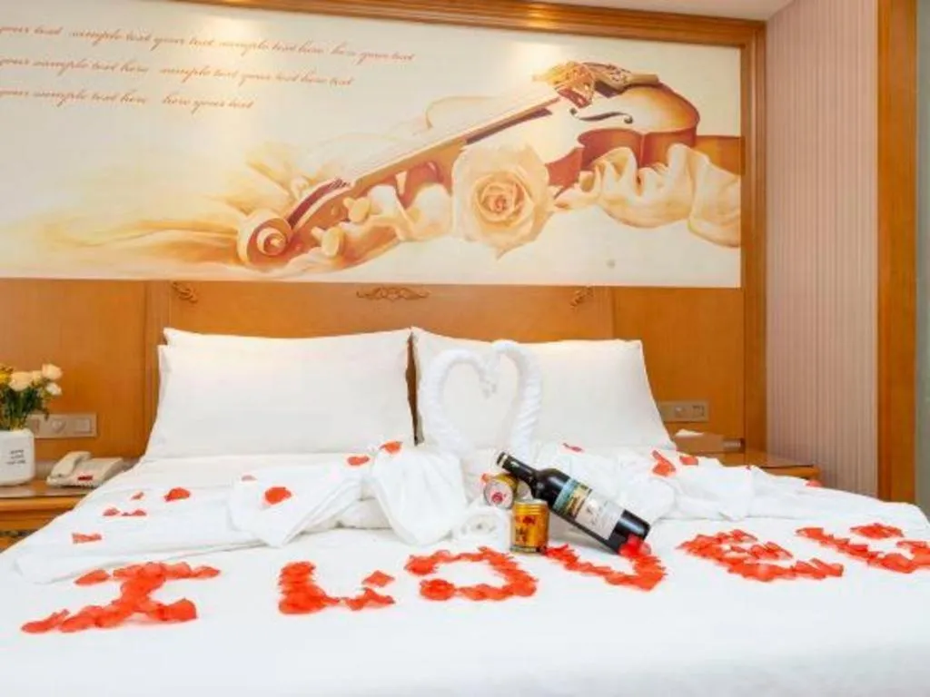 Bed in Vienna Hotel Zhengzhou Only Henan Movie Town