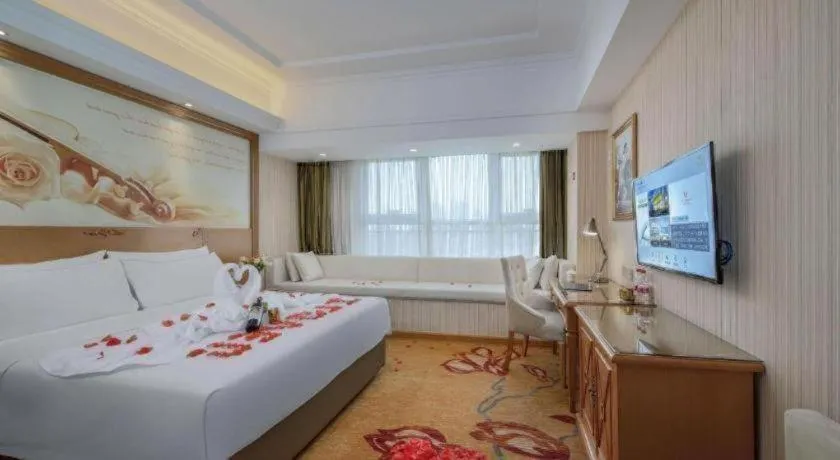 Bed in Vienna Hotel Zhengzhou Only Henan Movie Town