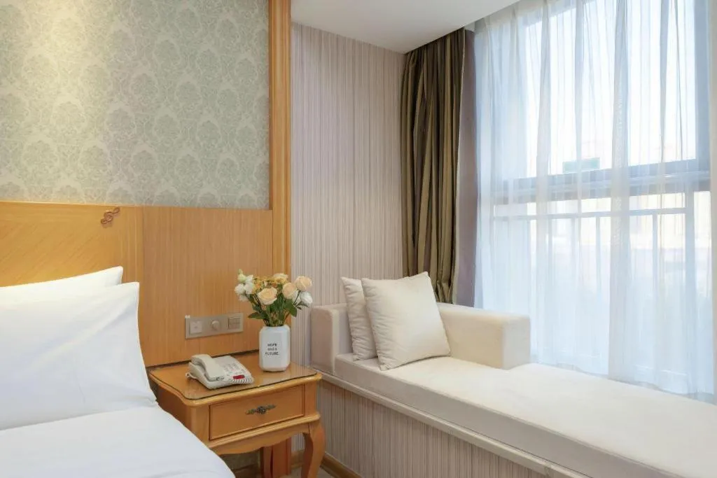 Bed in Vienna Hotel Zhengzhou Only Henan Movie Town