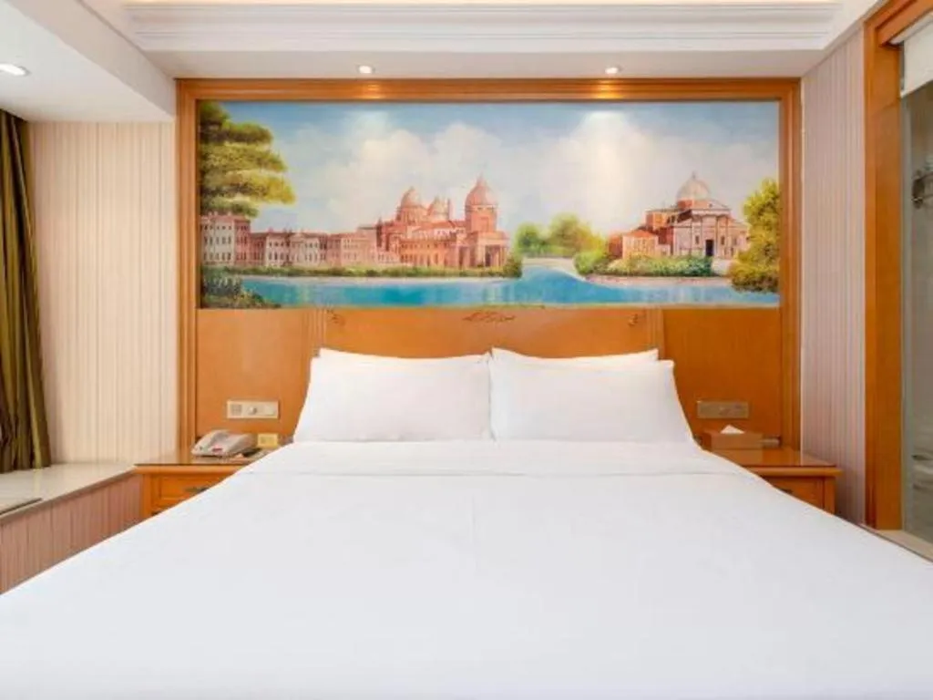Bed in Vienna Hotel Zhengzhou Only Henan Movie Town