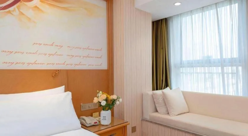 Bed in Vienna Hotel Zhengzhou Only Henan Movie Town