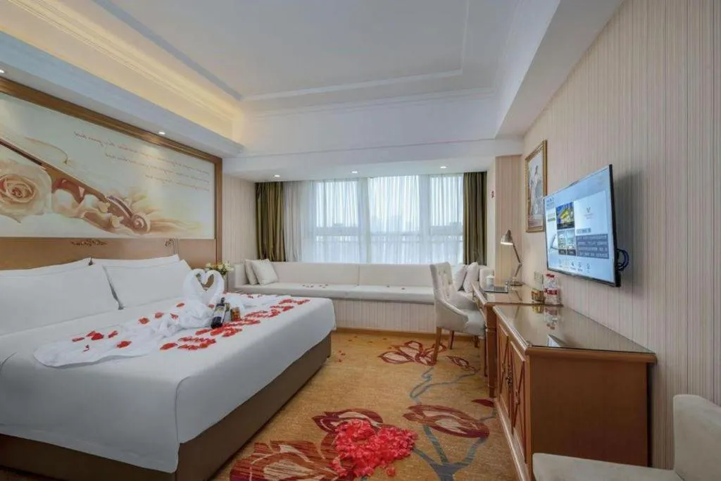 Bed in Vienna Hotel Zhengzhou Only Henan Movie Town