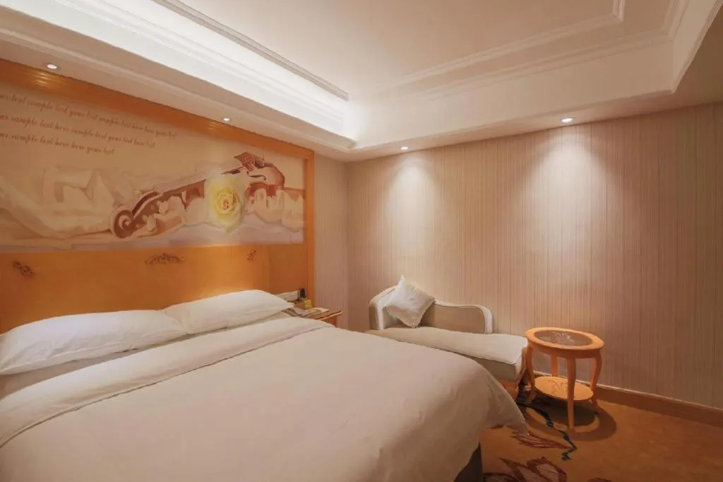 Bed in Vienna Hotel Shenzhen Qinghu Metro Station