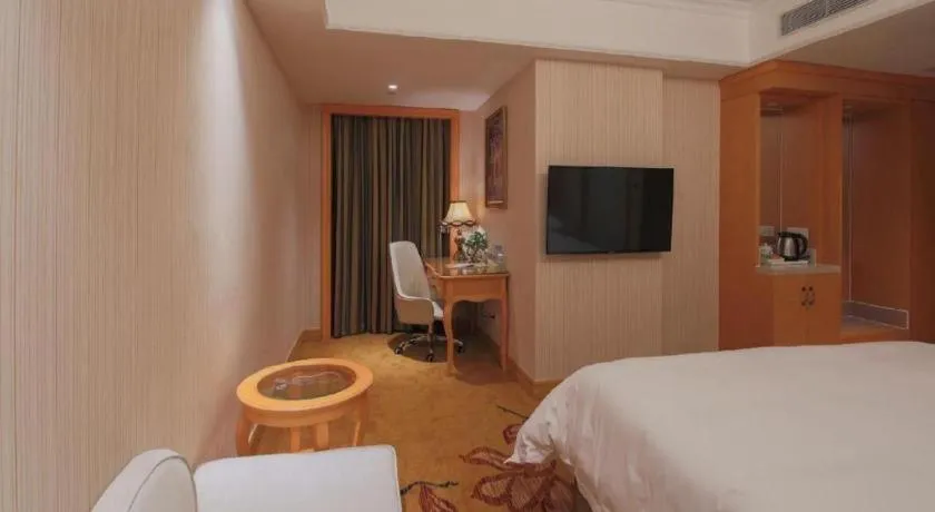 Bed in Vienna Hotel Shenzhen Qinghu Metro Station