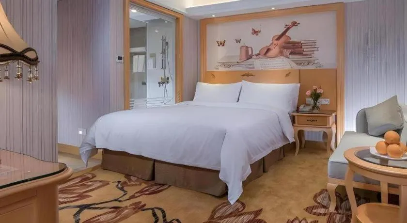 Bed in Vienna Hotel Shenzhen Qinghu Metro Station