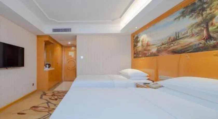 Bed in Vienna Hotel Shenzhen Guanlan Shanshuitianyuan Xintian