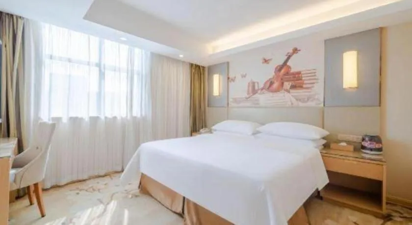 Bed in Vienna Hotel Shenzhen Guanlan Shanshuitianyuan Xintian