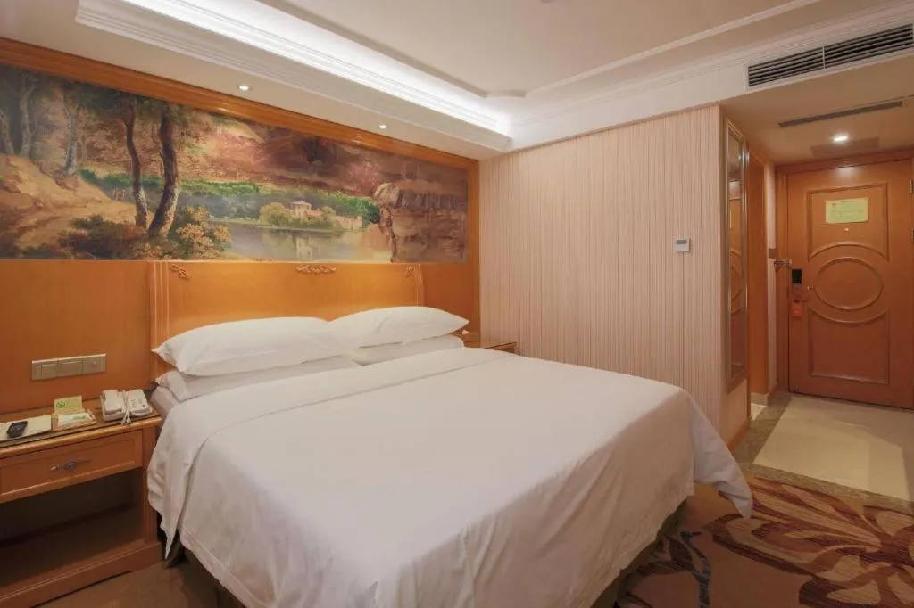 Bed in Vienna Hotel Shenzhen Guanlan Shanshuitianyuan Xintian