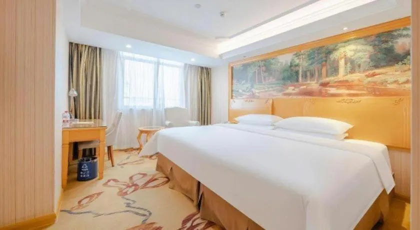 Bed in Vienna Hotel Shenzhen Guanlan Shanshuitianyuan Xintian