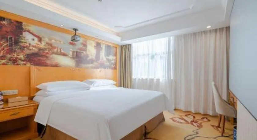 Bed in Vienna Hotel Shenzhen Guanlan Shanshuitianyuan Xintian