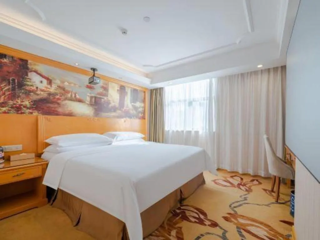 Bed in Vienna Hotel Shenzhen Guanlan Shanshuitianyuan Xintian