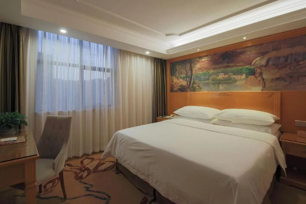 Bed in Vienna Hotel Shenzhen Guanlan Shanshuitianyuan Xintian